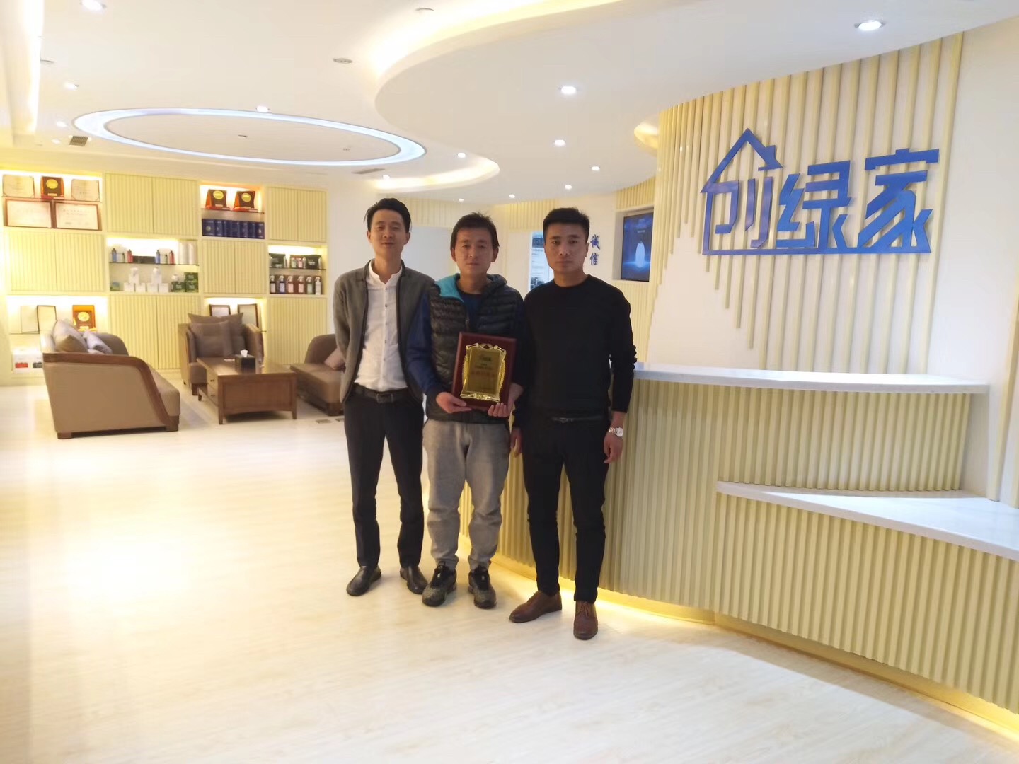 李總、逯總原來從事穩(wěn)定的事業(yè)，也是我們原代理商的合作伙伴，自己也曾經(jīng)參與過治理項目。從中發(fā)現(xiàn)利潤、業(yè)務(wù)量都很可觀，于是單飛接自己當?shù)氐臉I(yè)務(wù)。兩位非常相信創(chuàng)綠家，早在考察之前就已經(jīng)把店面安排好了，順利牽手創(chuàng)綠家！  李總、逯總與公司合影 感謝李總、逯總對創(chuàng)綠家的信任和支持，祝兩位生意興隆、財源廣進！