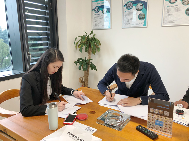 熱烈祝賀龍總、趙總簽約創綠家南京市區級代理！