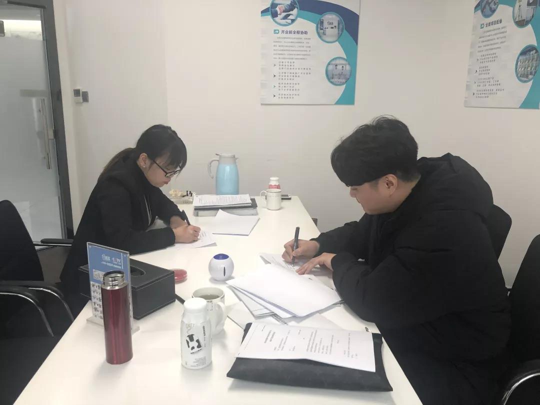 熱烈祝賀錢總、高總簽約創(chuàng)綠家上海市區(qū)級(jí)代理！