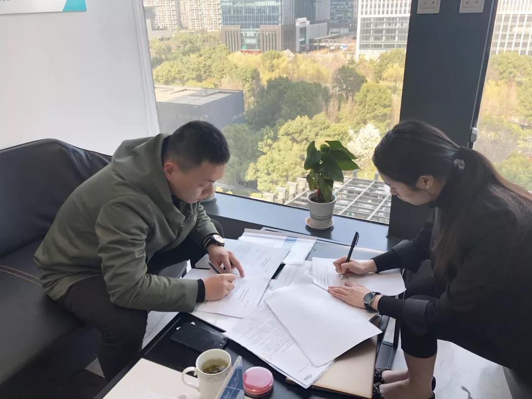 彭總之前是在國企上班，現在選擇自己創業，自己做過多方面的了解，千里迢迢來考察，注重公司實力、扶持力度和產品效果，對這個行業也是非常有信心，在我們除醛技術交流峰會現場果斷簽約！