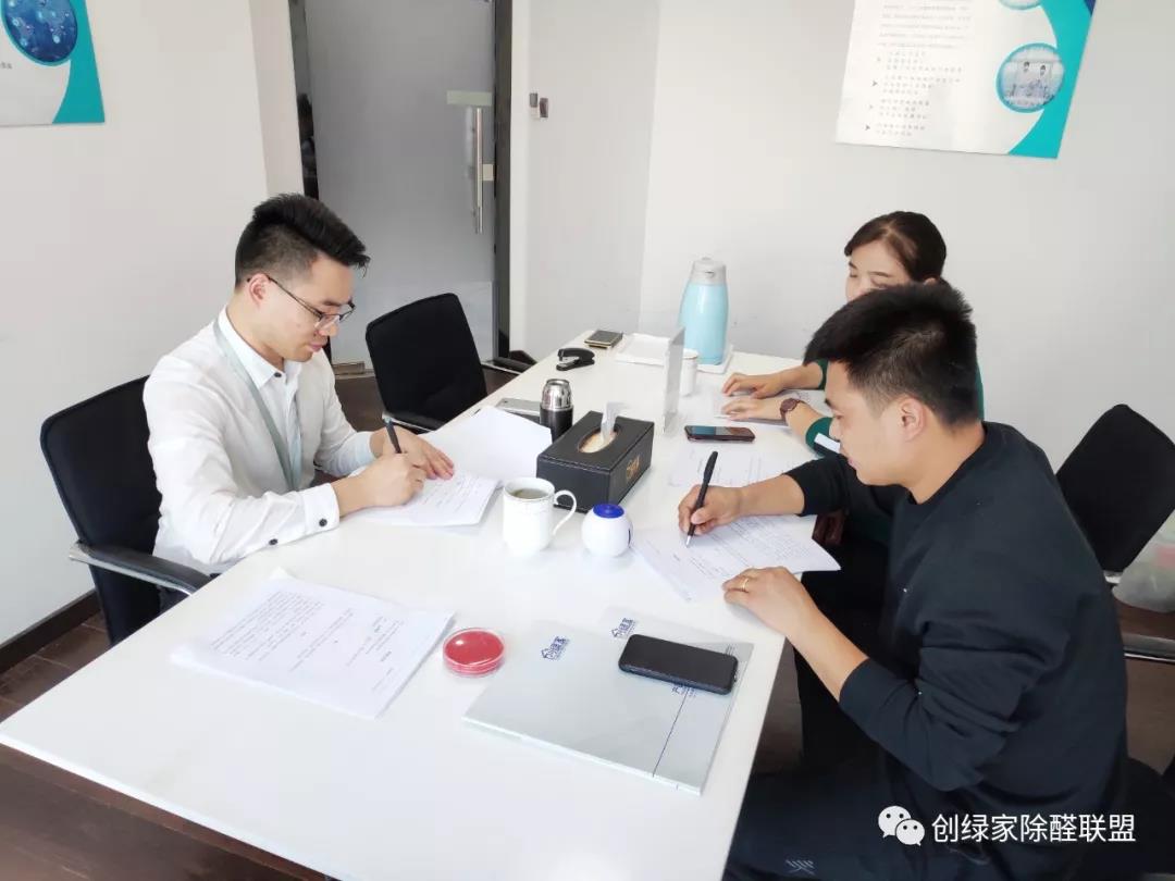 熱烈祝賀王總夫婦簽約創綠家?。。? /><br />
</span> 
</p>
<span style=