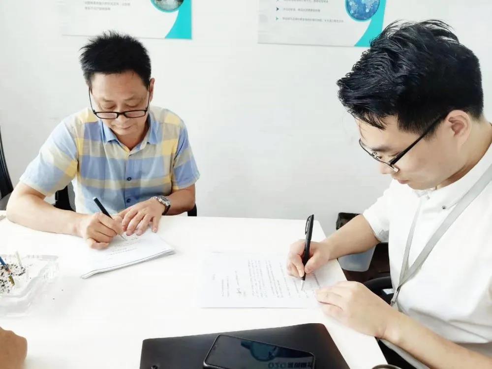 熱烈祝賀潘總、鄭總簽約創綠家江蘇省南京市區級代理！