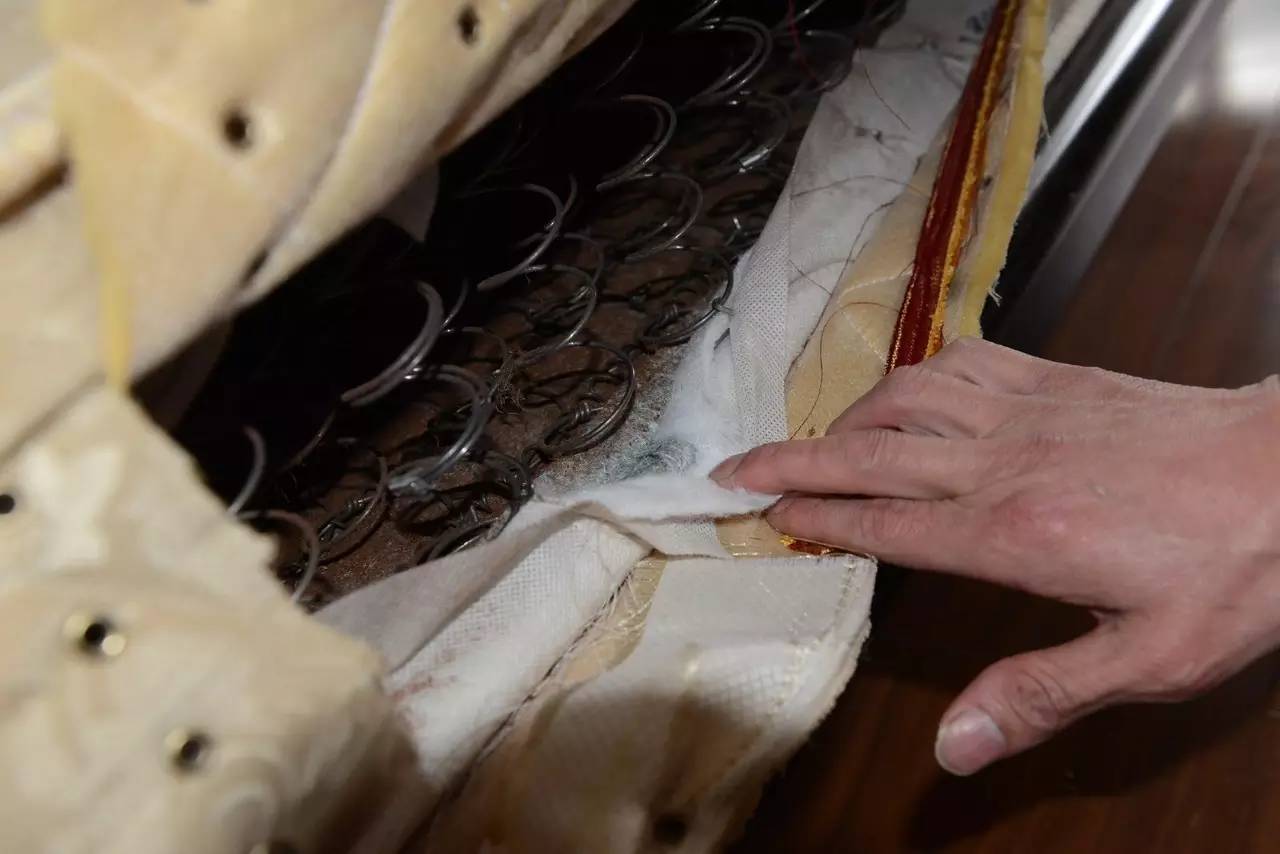 南京美女睡了10年的床墊，掀開后把全家人都嚇傻了……