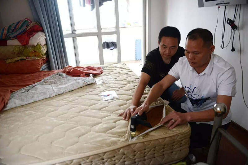 南京美女睡了10年的床墊，掀開后把全家人都嚇傻了……